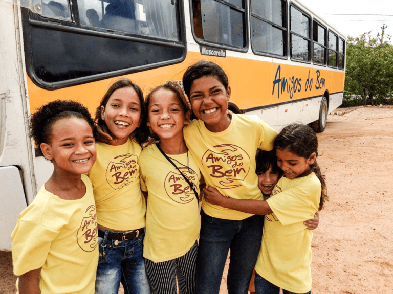 Toddynho e a ONG Amigos do Bem levam educação para milhares de crianças