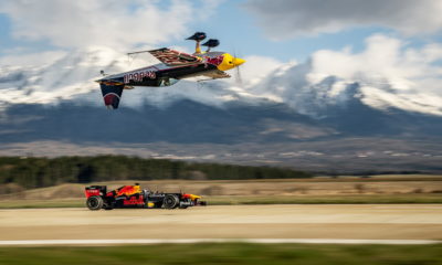 Red Bull Racing promove corrida entre carro de F1 e avião de ponta-cabeça