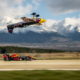 Red Bull Racing promove corrida entre carro de F1 e avião de ponta-cabeça