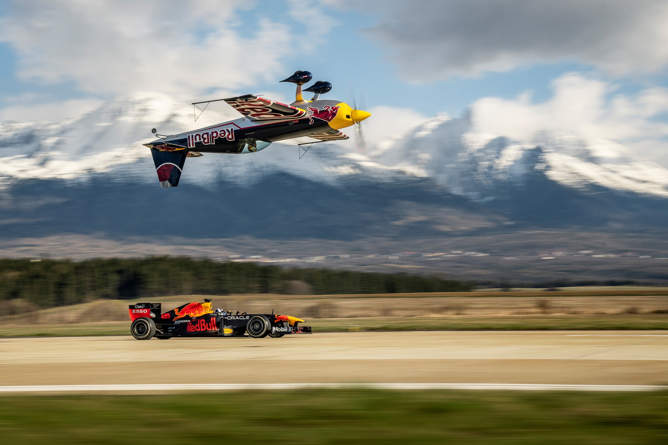 Red Bull Racing promove corrida entre carro de F1 e avião de ponta-cabeça