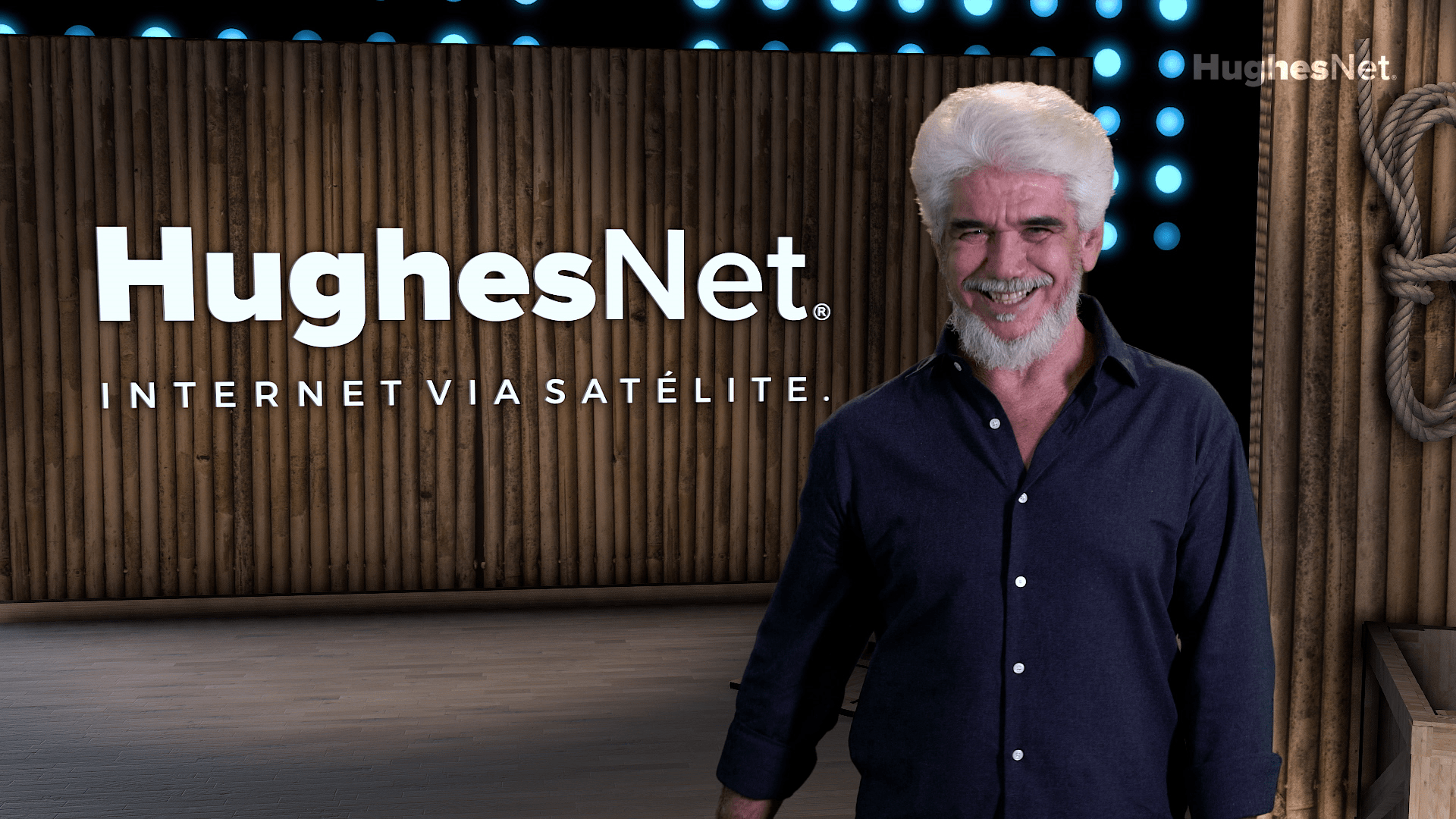 Jackson Antunes estrela nova campanha da HughesNet