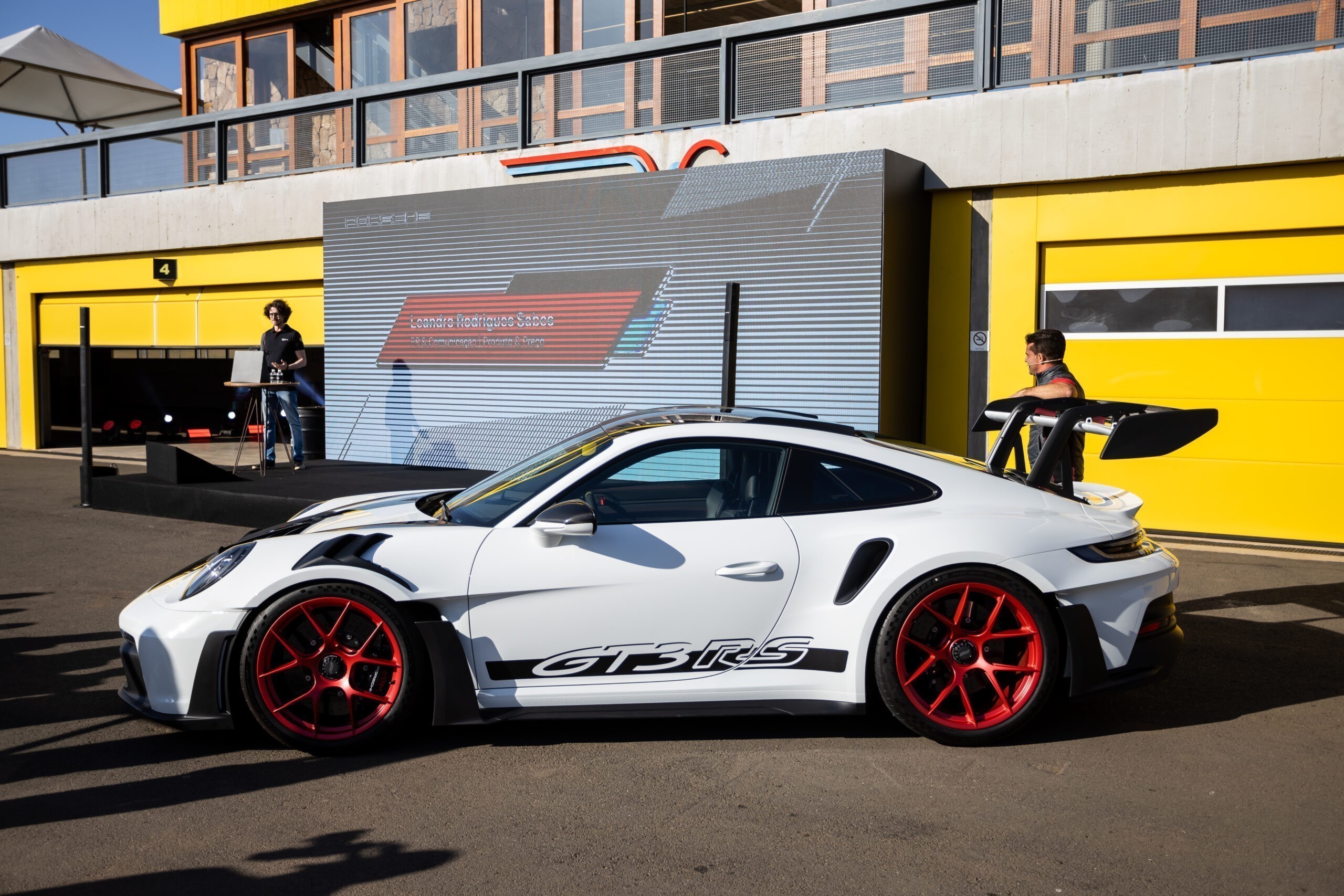 Porsche 911 GT3 RS 2023 é visto em testes na pista longa de